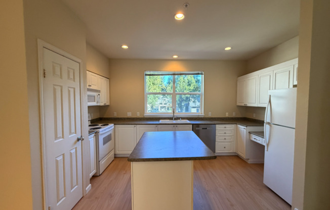 Stunning Northwynd Condominium for Lease near Vancouver Waterfront & Beaches - 714 SE Fairwinds Loop