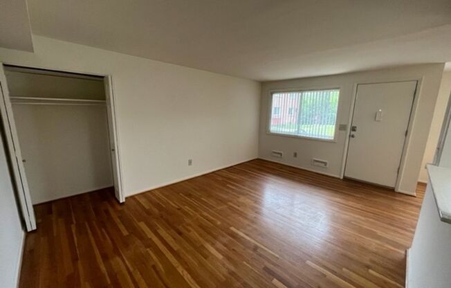 1 bed, 1 bath, 650 sqft, $1,400, Unit 2715A-1B