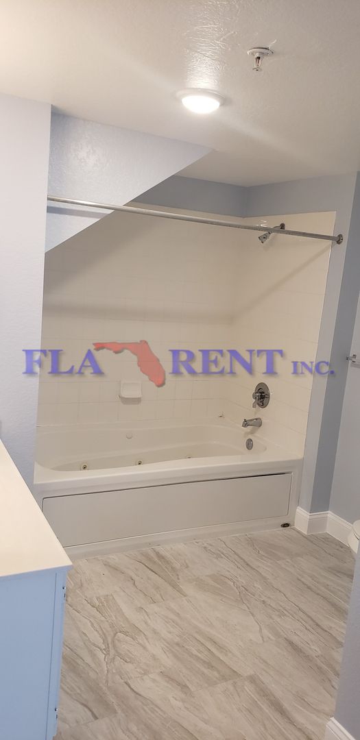 4 BR / 3 FULL BATH (INCLUDES 2 MASTERS) 2 STORY (NEAR DISNEY!) GATED COMMUNITY WITH COMMUNITY POOL!**