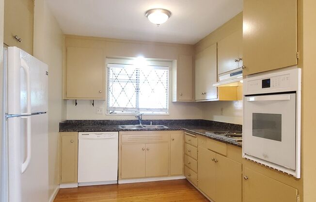 Cute Home, A/C, Renovated Inside, Hardwood Floors, Granite Kitchen, Nice Yards!