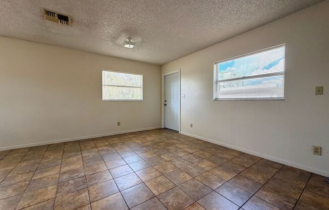Adorable 2 bed/1 bath second floor apartment!