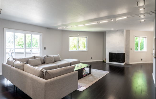 EPIC REA - Spacious modern townhome-style end unit w/ patio & EV parking in Burlingame