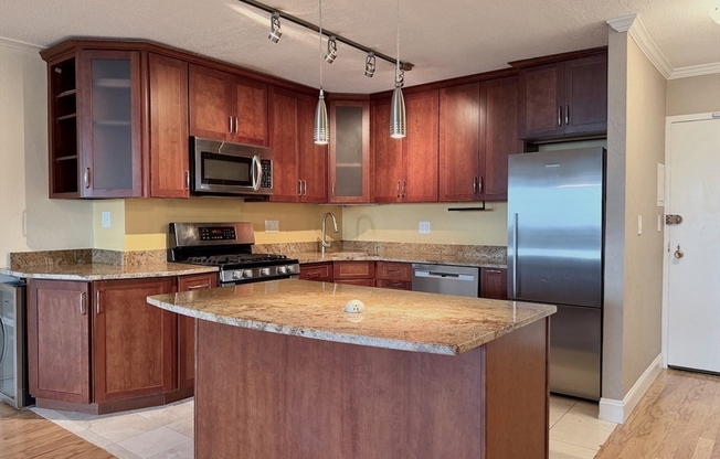 1 bed, 1 bath, 879 sqft, $3,250, Unit 7J