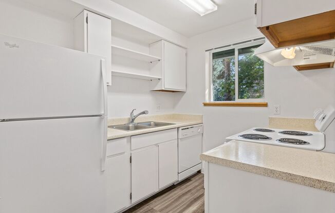 1 bed, 1 bath, 596 sqft, $1,300, Unit L-103