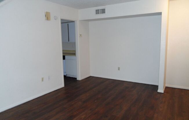 College Station -2 bedroom /1.5 bath Townhome-Style Fourplex on TAMU Shuttle Route!