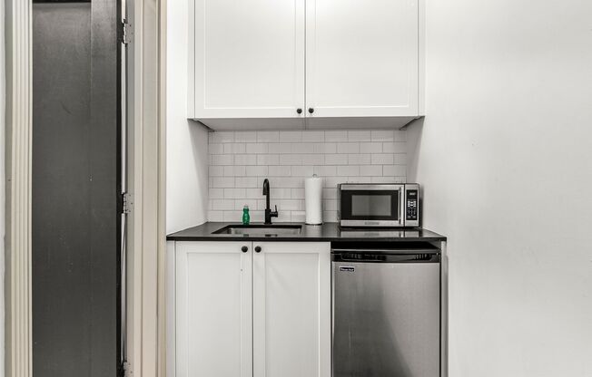 Studio, 1 bath, 300 sqft, $1,600, Unit 104