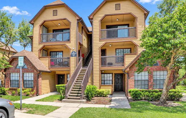 305 LAKEPOINTE DR
