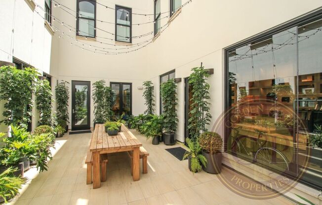 Montgomery Street - 722