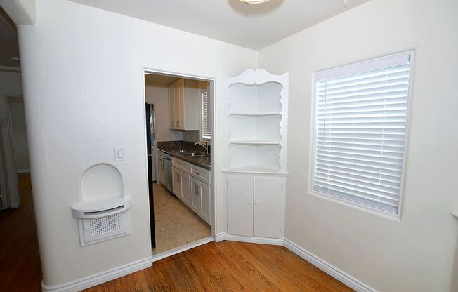 1Bd/1Ba Home, large back yard. 1 Car garage.