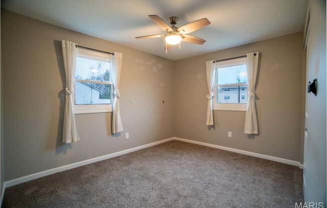 3 beds, 1 bath, 925 sqft, $1,995, Unit Hillsdale Dr 204