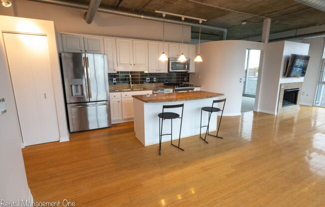 Downtown ROYAL OAK LIVING - 2 bed/2 bath - A CORNER WITH A VIEW!