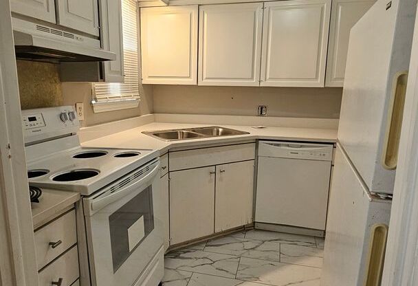 2 beds, 2 baths, 925 sqft, $1,300, Unit 218
