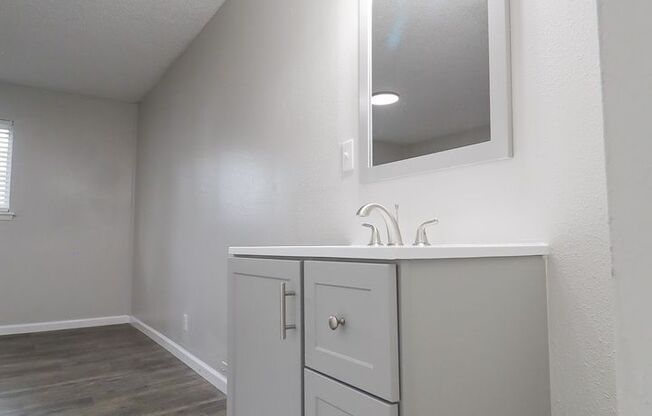 2 beds, 1 bath, 1,090 sqft, $1,100, Unit 2305