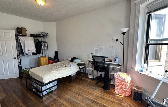 2 beds, 1 bath, $3,200, Unit 12