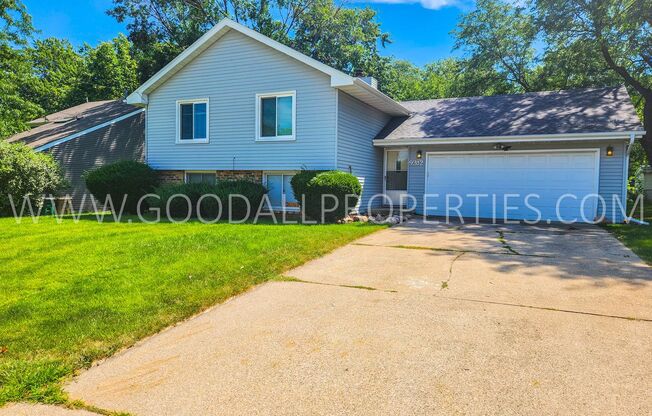 Half Off 1st Months Rent! 3 Bedroom 2 Bath Single Family Home in Urbandale.