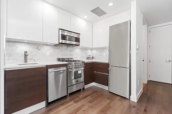 11 35 45 AVE