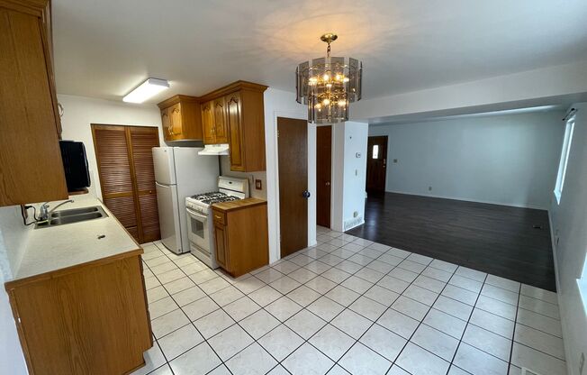 Townhome in Beautiful Gated community with 3 Master bedrooms!