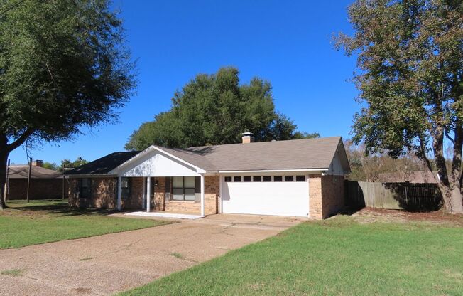 Whitehouse ISD! Lovely 3 Bedroom, 2 Bath Home