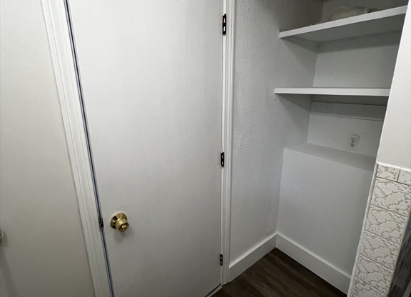 2 beds, 1 bath, $2,400, Unit 2