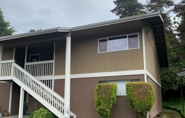 Updated Bellevue Condo with Reserved Parking & Balcony