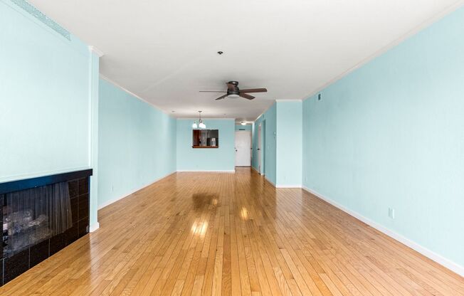 Alameda Waterfront Living: 2 Bed Condo with Beach Access & Stunning Views!