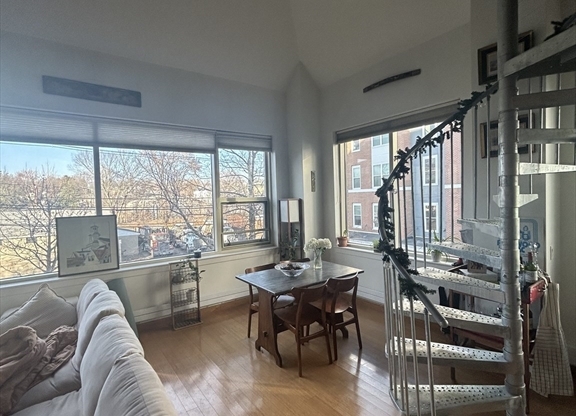 290 PLEASANT ST