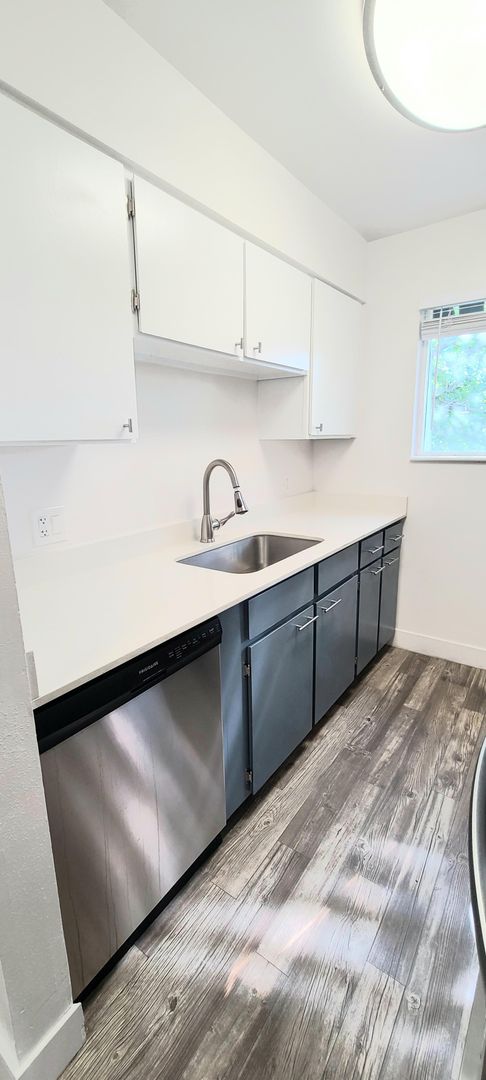 1 bed, 1 bath, 600 sqft, $1,165, Unit 09