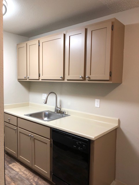 2 beds, 1 bath, $1,595, Unit 07