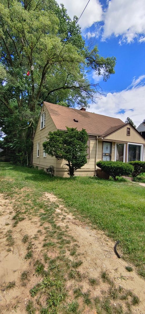 3 bedroom west side bungalow/$900 per month