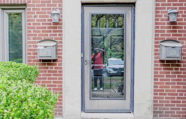 Beautiful 2BR condo located in Clintonville with hardwood floors, W/D hookups &unfinished basement.