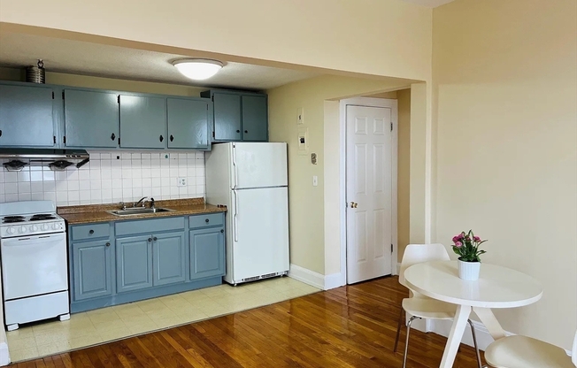 1 bed, 1 bath, 810 sqft, $2,750, Unit 17