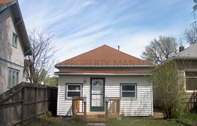 COZY & QUAINT 2 BD, 1 BA HOUSE WITH WALK OUT DECK