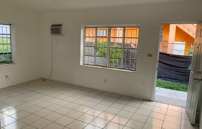 Studio, 1 bath, 313 sqft, $1,300, Unit 8