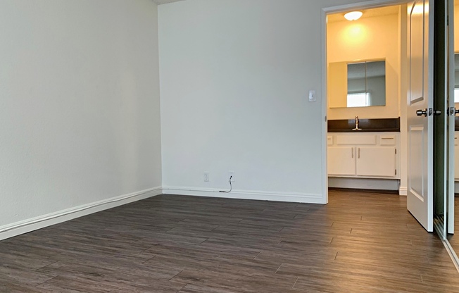 2 beds, 1 bath, 880 sqft, $2,495