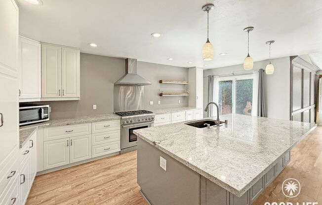 Great 4B/2BA House in San Marcos w/ AC, W/D, and Attached Garage!