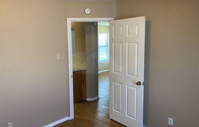 3 beds, 2 baths, $1,250