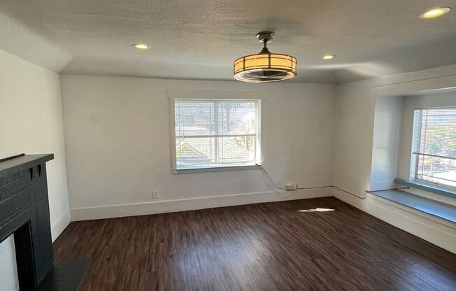 2 beds, 1 bath, 900 sqft, $2,500