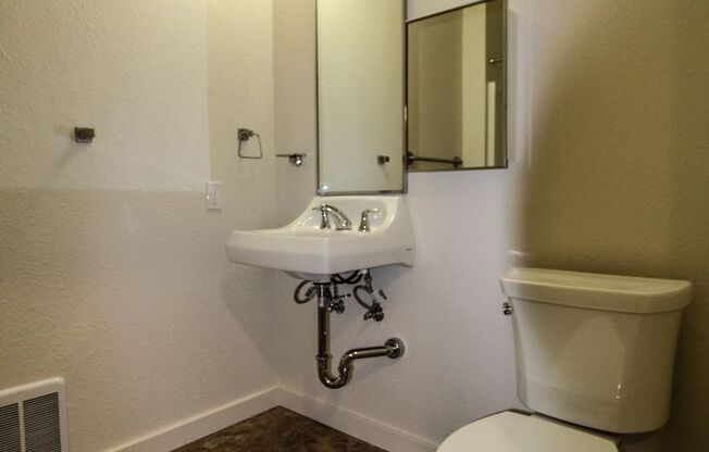 2 beds, 1 bath, $3,295, Unit Stranda Apartments - 2Bedroom 2027 - 2028