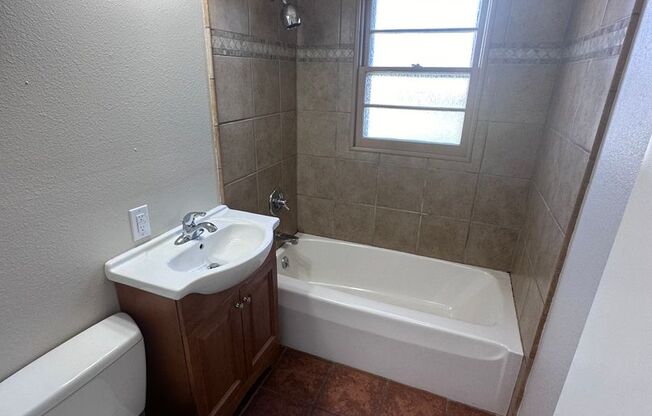 $1295 - 3 bed 1 bath Beautiful single family home located in South Wichita