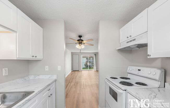 3 beds, 1 bath, 943 sqft, $1,550, Unit 37