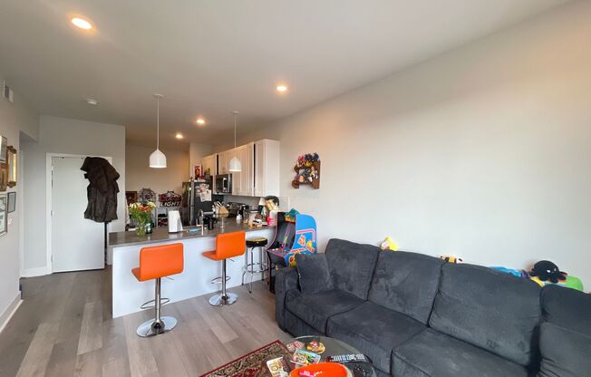 2 beds, 1 bath, 827 sqft, $1,595, Unit 306