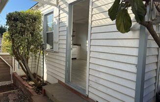 Secluded Back House w/ Private entry