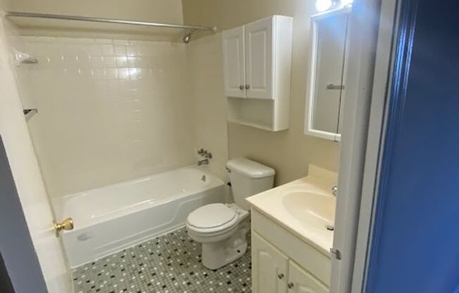 Studio, 1 bath, 375 sqft, $1,025, Unit A09