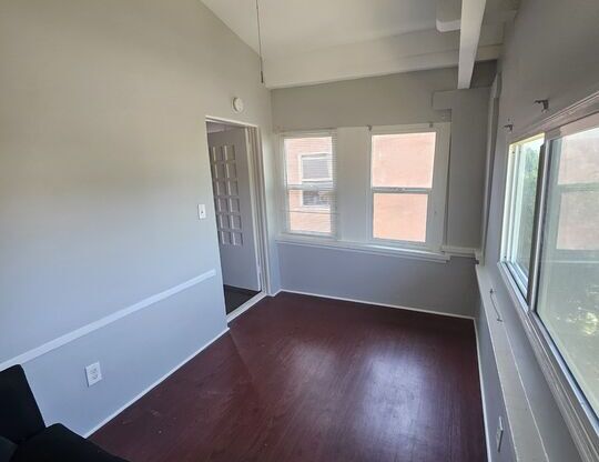 3 beds, 1 bath, 1,045 sqft, $3,200