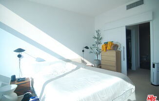 1 bed, 1.5 baths, 1,020 sqft, $5,500, Unit 31F