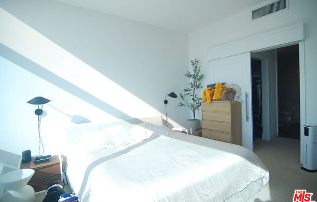 1 bed, 1.5 baths, 1,020 sqft, $5,500, Unit 31F