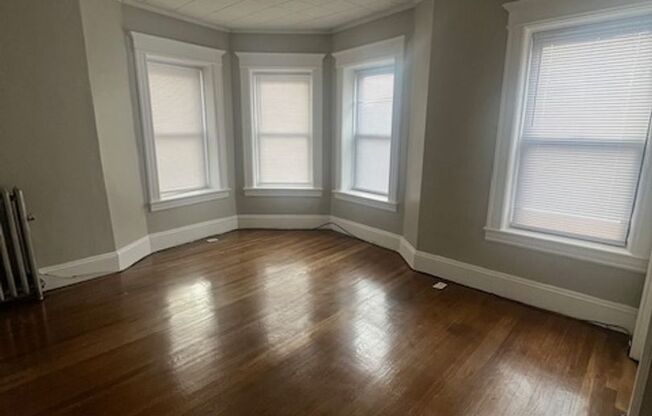 3 beds, 1 bath, $1,800, Unit 92 Woodside Unit #1L