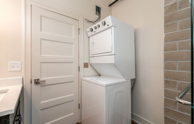 Studio, 1 bath, $1,000, Unit 875 Michigan Ave Apt. 305