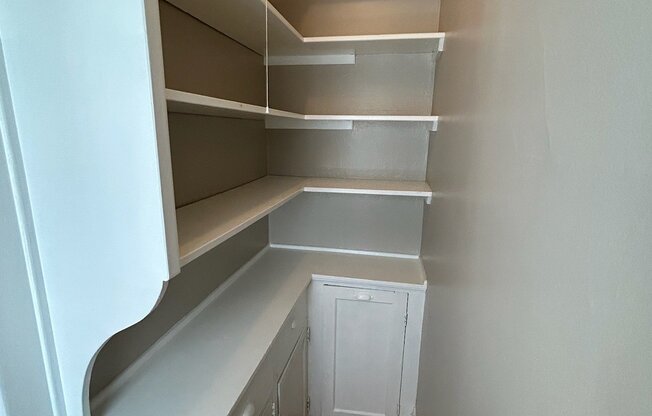 1933 N CAMBRIDGE AVE