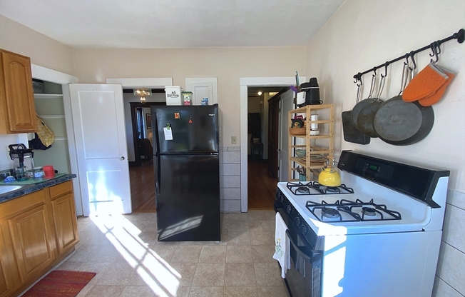 2 beds, 1 bath, $2,600, Unit 3